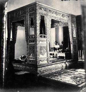 왕궁 내부의 차크라팟 피만 즉위장에 있는 라마 1세의 침대. 이후 모든 국왕은 여기서 적어도 하룻밤을 자야 한다.