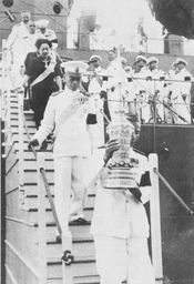 람바이 바르니 왕비가 프라차디폭의 유골을 태국으로 가져오는 모습, 1949년