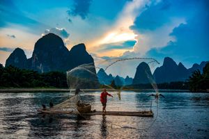리강(Li River)의 가마우지 낚시꾼 (양수현(Yangshuo County))