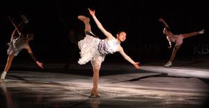 아라카와 시즈카 (왼쪽), 김연아 (가운데), 장단 (오른쪽) 및 앨리사 시즈니 (뒤)가 2009년 페스타 온 아이스에서 스파이럴을 연기하고 있다.