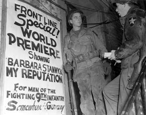 제2사단 제9보병연대의 두 병사가 군용 영화관 앞에 서 있다. 병사들의 오락을 위해 마련된 곳이다.(1945년 3월 1일).