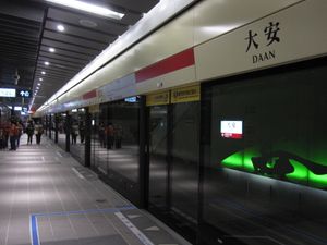 타이베이 첩운 적색선(담수이-신의선) 단안역에 설치된 스크린도어