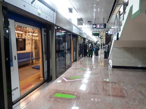 첸나이 지하철 지하역에 설치된 전고형 밀폐식 스크린도어