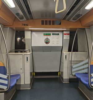 열차는 싱가포르의 북동부 지하철 노선에서 완전 자동화되어 운전자가 없다.