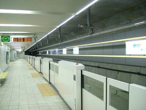 요코하마 시영 지하철 그린라인 고다역(가나가와현)에서 안전 대책으로 설치된 홈도어