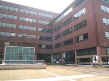 중앙 도서관과 지하 열람실 입구 (왼쪽)