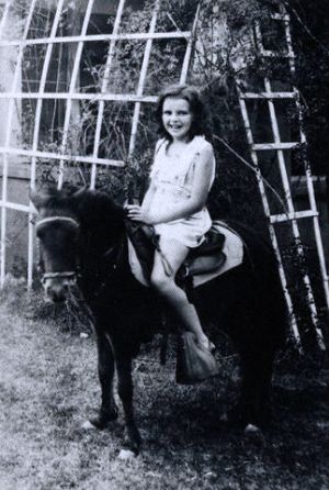 1927년 또는 1928년 포니를 탄 가랜드