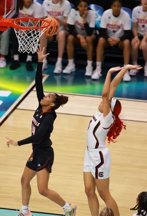 2022년 NCAA 토너먼트 파이널 포에서 루이빌과 함께한 스미스(왼쪽)