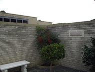 포레스트론에 있는 트레이시의 묘비