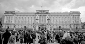 2021년 4월 9일 버킹엄 궁전; 군중이 모이는 가운데 영국 국기가 반기 게양되어 있다.