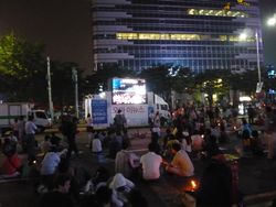 온라인 뉴스 매체인 오마이뉴스가 거리 시위를 생중계하고 있다.