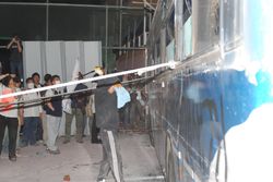 경찰 버스를 훼손하는 시위대