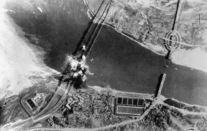 한강철교를 폭격할 때 찍은 사진. 한강 인도교 폭파 사건으로 인해 우측의 한강 인도교가 파괴되어 있다. 또한 한강 인도교 윗쪽에 중지도 공원의 모습이 보인다.