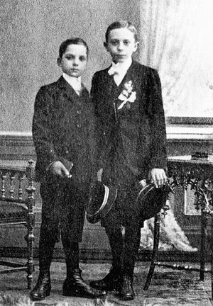 첫 영성체를 하는 괴벨스(오른쪽)(1910년)