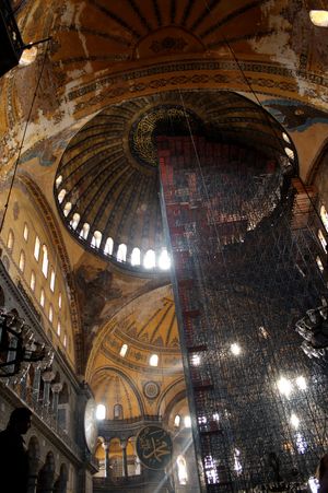 많은 비잔틴 건축의 특징을 보여주는 개조 중인 아야 소피아(Hagia Sophia)의 내부.