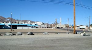 모자이크 회사(The Mosaic Company) 화학 공장에서는 서얼스 드라이 레이크(Searles Dry Lake)의 소금물을 가공하여 트로나(trona)와 같은 제품을 생산한다.