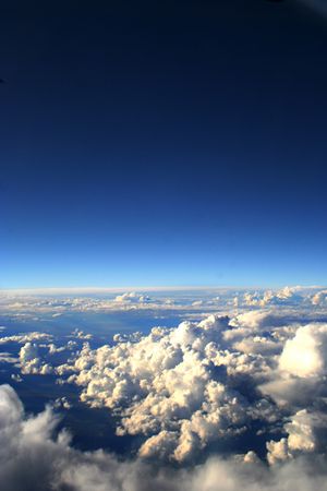 높은 고도에서 비행기를 타고 볼 때 하늘색은 천정 부근에서 가장 어둡고 고도가 낮아질수록 옅어진다.