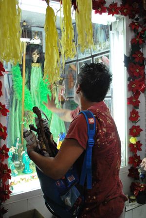 멕시코시티 테피토에 처음으로 설치된 산타 무엘테 예배소에서 기도하는 신자