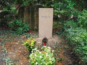 귄터 샤보프스키의 묘비(베를린 장벽의 콘크리트 조각), 발트프리트호프 달렘