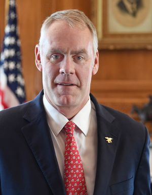 2017년, 내무부 장관으로서의 징케의 공식 초상화