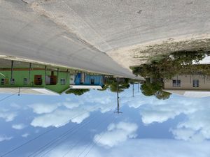 코드링턴의 금속 지붕을 얹은 콘크리트 및 목조 주택