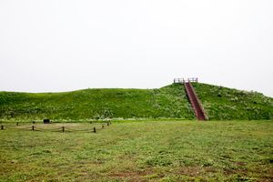 호로고루는 임진강변에 있는 고구려의 성곽이다.