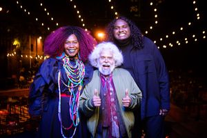 2021년 11월 멜버른 멀트하우스 극장에서 열린 나이트 위드 언클 잭 공연에 참석한 나밀라 벤슨, 잭 찰스, 그리고 베이커 보이