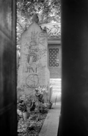 1978년 6월, 파리 페르 라셰즈 묘지에 묘비 없이 남아있는 모리슨의 묘