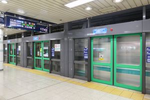 일본의 일반 철도에서 처음으로 채용된 남북선의 홈도어 (아카바네이와부치역)