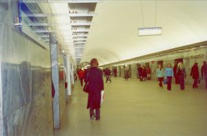 상트페테르부르크 지하철 2호선 파크 포베디 역. 출입문을 제외한 부분이 벽으로 되어 있다.