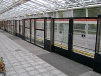 핀란드 헬싱키 지하철 부오사린 역의 난간형 스크린도어.