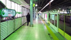 강변역에 설치된 난간형 스크린도어