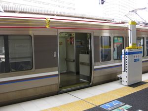 다카쓰키 역의 로프형 스크린도어(열려 있는 상태)