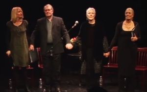 레드그레이브 가족 (왼쪽부터 젬마, 코린, 린, 바네사 레드그레이브)는 「관타나모의 시들: 수감자들의 목소리」 낭독 후 인사를 하고 있다.