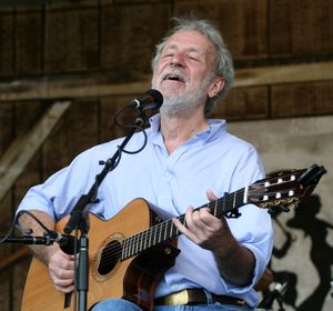 2011년 공연 중인 싱어송라이터 제시 윈체스터(Jesse Winchester). 로버트슨은 1970년 그의 데뷔 앨범 제작을 맡았다.