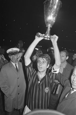 1968년 UEFA 컵위너스컵을 들어올리는 리베라