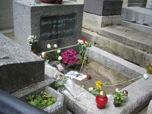 파리 페르 라셰즈 묘지(Père Lachaise Cemetery)에 있는 짐 모리슨(Jim Morrison)의 묘