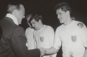 베네블스(중앙)는 1964년 네덜란드와의 경기에서 잉글랜드 대표로 활약했다