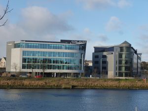 넵튠 에너지와 아커 솔루션 건물, 노스 디 비즈니스 지구. 애버딘 시내에서 점점 더 많아지고 있는 현대 사무실의 한 예