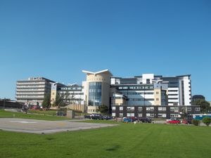 새로운 로열 애버딘 어린이 병원과 새로운 응급 치료 센터 (배경), 포레스터힐, 애버딘