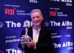 AIB 평생 공로상을 받은 마이클 페일린 경 (2024년 11월)