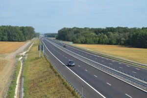 km}} 떨어져 있다.