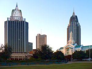 2008년 쿠퍼 리버사이드 공원에서 본 모빌 시내. 건물에는 (왼쪽에서 오른쪽으로) 르네상스 모빌 리버뷰 플라자 호텔, RSA-뱅크트러스트 빌딩(RSA–BankTrust Building), 아서 C. 아웃로 컨벤션 센터, RSA 배틀 하우스 타워(RSA Battle House Tower)가 있다.