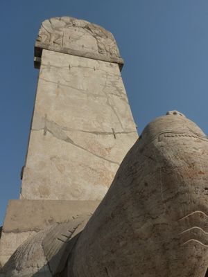 황제(Yellow Emperor)의 전설적인 산둥 출신을 기리는 송나라(Song-era) 기념비. 그의 추정 출생지인 수추(Shou Qiu)에 위치함