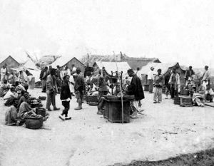 19세기 후반 칭다오의 재래시장. ARA 프레시덴테 사르미엔토 함정 승무원이 촬영.