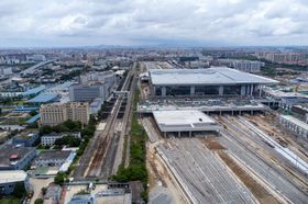산터우역 항공사진. 동쪽(사진 오른쪽)은 신역사 공사 현장(2024년 6월 촬영)