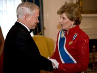 2008년, 게이츠가 미국 혁명 자녀회(Daughters of the American Revolution, NSDAR) 총재 린다 기스트 캘빈(Linda Gist Calvin)과 DAR 헌법 기념관(DAR Constitution Hall)에서 함께 있는 모습.