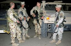 바그다드 국제공항에서 호주 공군 기지 방어 경비대원 2명(왼쪽과 오른쪽에서 두 번째)과 미국 공군 보안경찰대원 2명