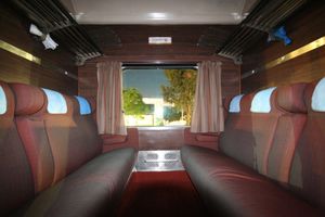 연결 통로 측에서 바라본 호주 구획형 객차 내부