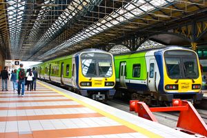 코놀리 역에 정차 중인 IE 29000 클래스 교외 DMU 두 대